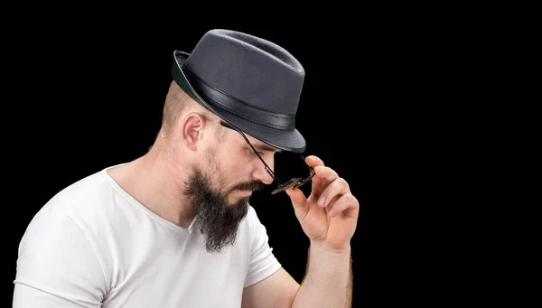 Silhouette eines jungen selbstbewussten gutaussehenden bärtigen Mannes Hipster in ha — Stockfoto