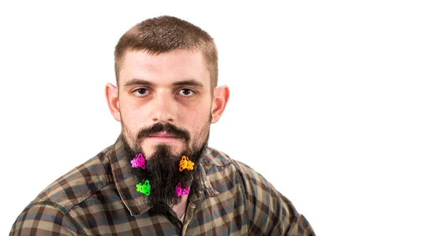 Retrato de un hombre guapo con barba adornada con pinzas para el cabello —  Fotos de Stock