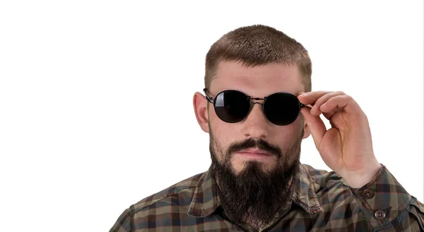 Nahaufnahme Porträt eines jungen, lässigen Mannes mit Sonnenbrille — Stockfoto