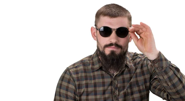 Primer plano retrato de un joven casual hombre en gafas de sol buscando i —  Fotos de Stock