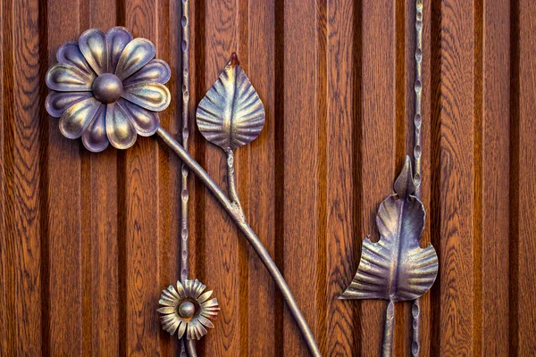 Wooden gate with beautiful wrought iron elements flowers — Stock Photo, Image