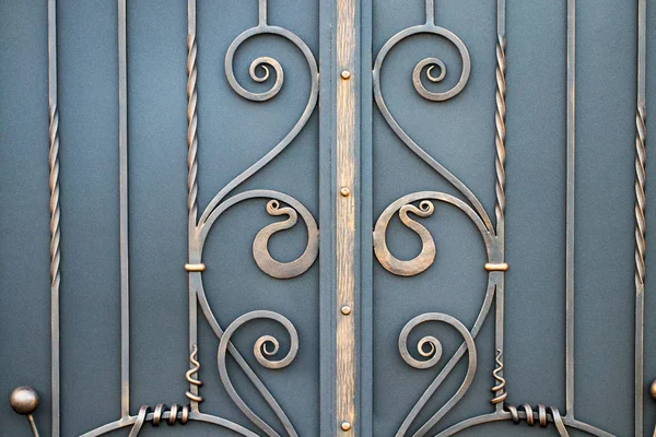 Magníficos portões de ferro forjado, forjamento ornamental, elemento forjado — Fotografia de Stock