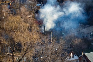Siyah duman içinde ev ile ateş. Evi duman