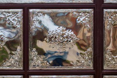 Metal çit yapılmış çelik çubuklar camı kırar ve şeritler, closeup fotoğraf 