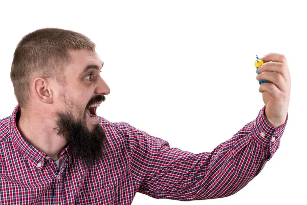 Mañana despierta concepto. Tipo con la cara furiosa sostiene el despertador —  Fotos de Stock