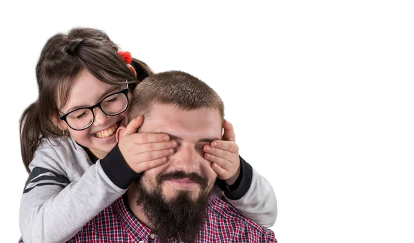 Roztomilá holčička v neformálním oblečení pokrývající její otec oči. Bot — Stock fotografie