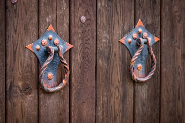 İşlenmiş demir elementli ahşap kapı. Yaklaş.