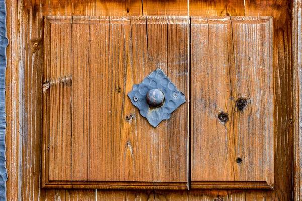 Vista de perto de um velho, rústico, maciço, de madeira, porta com deco — Fotografia de Stock