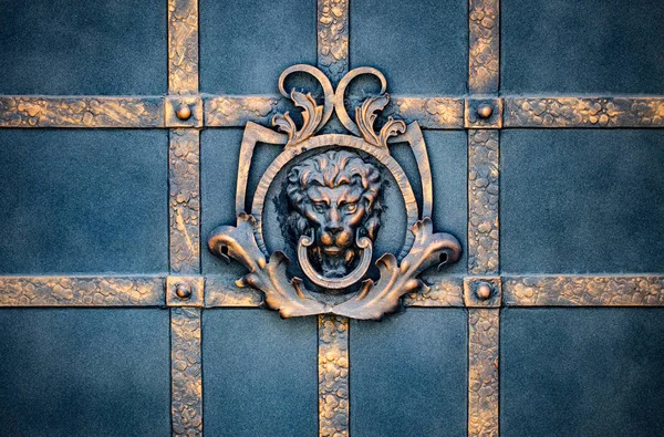 Detalhes, estrutura e ornamentos de portão de ferro forjado. Decoração de leão — Fotografia de Stock