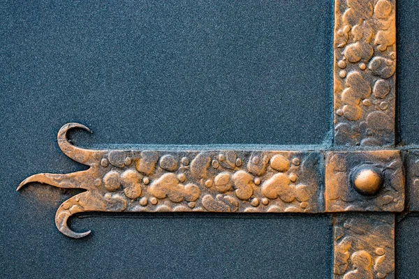 Elementos de hierro forjado ornamentados de decoración de puertas de metal —  Fotos de Stock