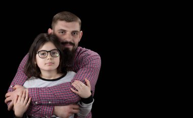 Yakışıklı baba ve sevimli kızı kucaklayan, looki portresi