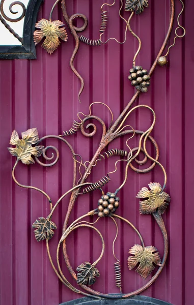 Um monte de uvas forjadas. elementos de ferro forjado ornamentados de metal ga — Fotografia de Stock
