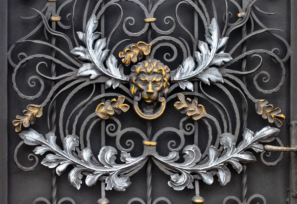 The fragment of forged metal products. lion, close-up — Stock Photo, Image