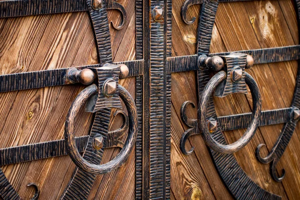 Drewniana brama z kutymi elementami żelaznymi — Zdjęcie stockowe