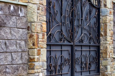 Demir kapılar, süs eşyası döşemeleri, sahte elementler.