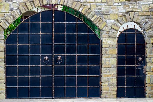 Portes en fer forgé, forgeage ornemental, éléments forgés close-up — Photo