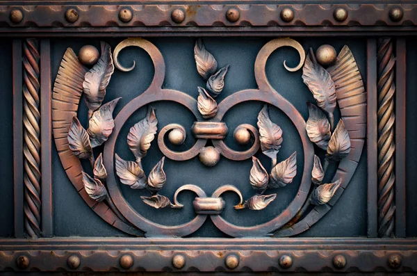 Portões de ferro forjado, forjamento ornamental, elementos forjados close-up — Fotografia de Stock