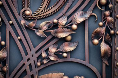 Demir kapılar, süs eşyası döşemeleri, sahte elementler.