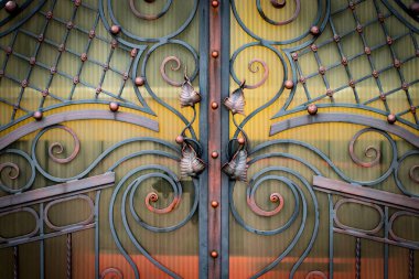 Demir kapılar, süs eşyası döşemeleri, sahte elementler.