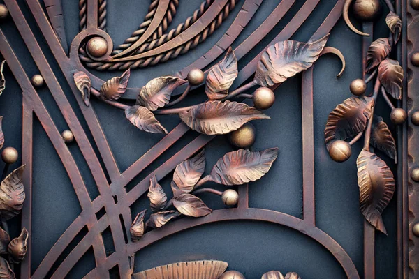 Demir kapılar, süs eşyası döşemeleri, sahte elementler.