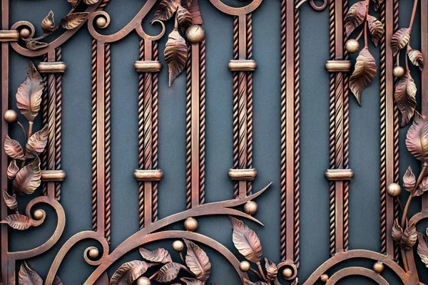Puertas de hierro forjado, forja ornamental, elementos forjados de cerca —  Fotos de Stock