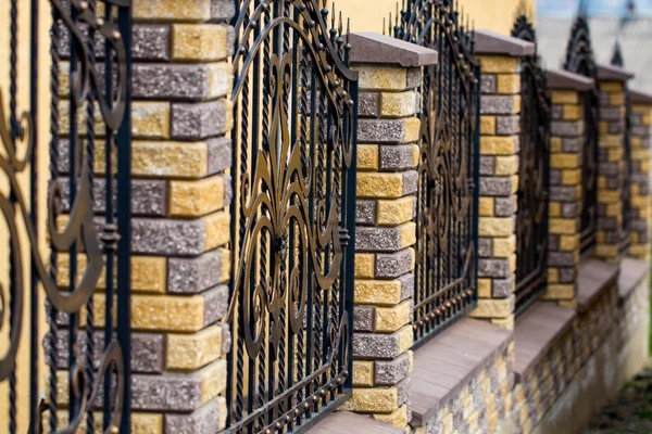 Elementos de ferro forjado ornamentado de decoração portão de metal — Fotografia de Stock