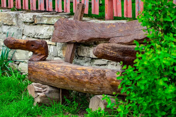 Drewniane ławki wykonane z pni, obiekt — Zdjęcie stockowe