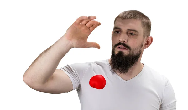 Schöner Mann im weißen T-Shirt mit rotem Herz in der Hand — Stockfoto