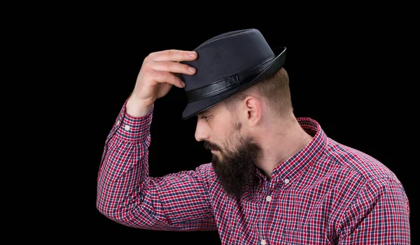 Pensivo barbudo masculino vestido com uma camisa de lã e chapéu posando — Fotografia de Stock