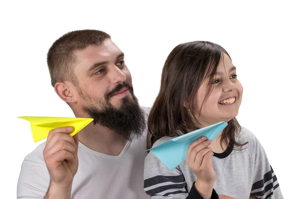 Linda chica y padre y jugar con papel de juguete avión isola — Foto de Stock