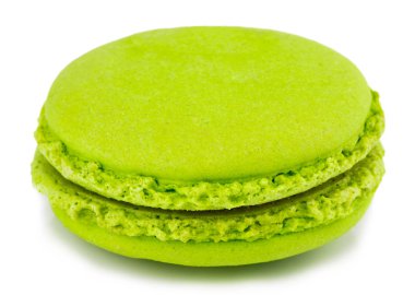 Pasta macaron veya acıbadem kurabiyesi izole beyaz zemin üzerine tatlı ve
