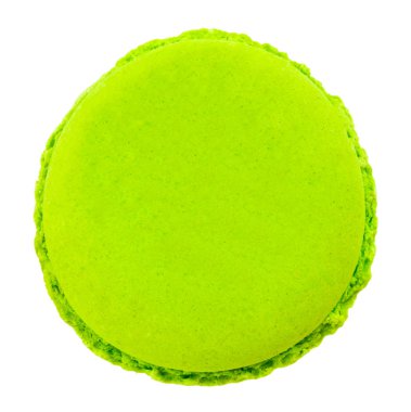 Macaron veya beyaz arka plan üzerinde acıbadem kurabiyesi. Renkli badem çerez