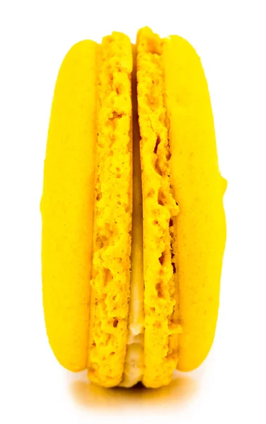 Gul tårta macaron eller macaroon isolerad på vit bakgrund, sw — Stockfoto