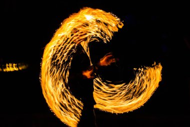 Yangın swing dansı göster yangın yangın dansçılar dans adama jugglin göster