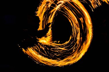 Yangın swing dansı göster yangın yangın dansçılar dans adama jugglin göster