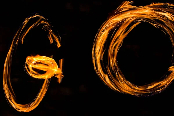 Fuoco ballerini altalena fuoco danza spettacolo fuoco spettacolo danza uomo giocoleria — Foto Stock