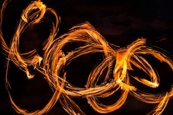 Fire dancers Swing fire dancing show fire show dance man malabarismo — Fotografia de Stock