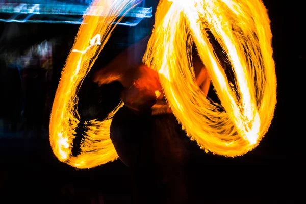 Bailarines de fuego Swing espectáculo de baile de fuego espectáculo de baile hombre malabarista —  Fotos de Stock