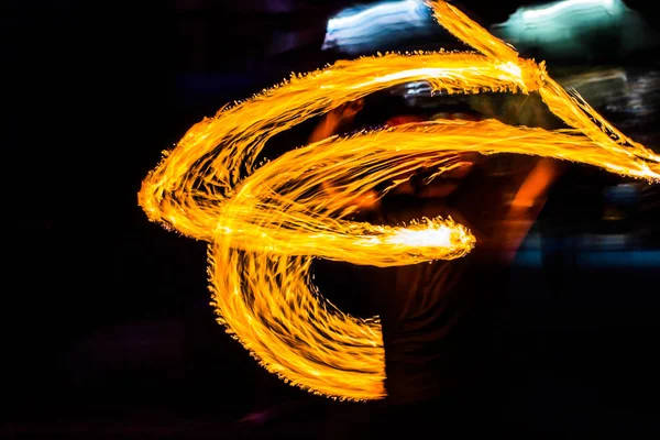 화재 댄서 화재를 보여 스윙 화재 댄스 쇼 댄스 남자 jugglin — 스톡 사진
