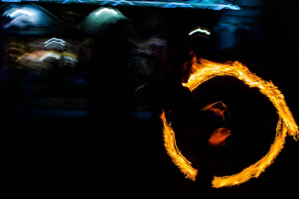 Fuoco ballerini altalena fuoco danza spettacolo fuoco spettacolo danza uomo giocoleria — Foto Stock