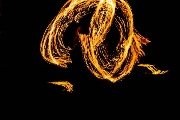 Fuoco ballerini altalena fuoco danza spettacolo fuoco spettacolo danza uomo giocoleria — Foto Stock