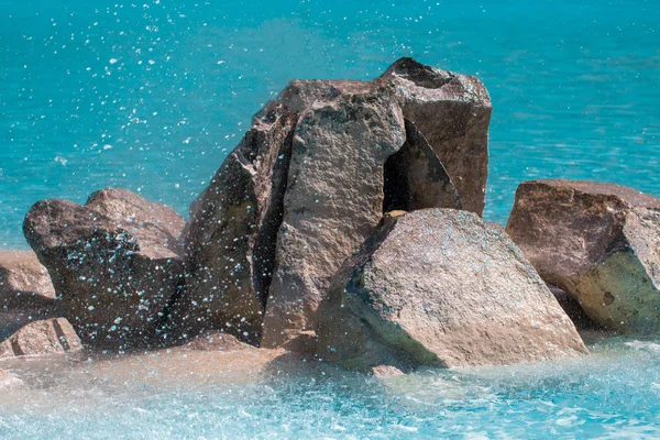 Piedras decorativas en la piscina de agua azul de cerca — Foto de Stock