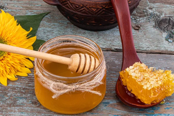 Honing achtergrond. Verse honing in de pot met honing kammen — Stockfoto