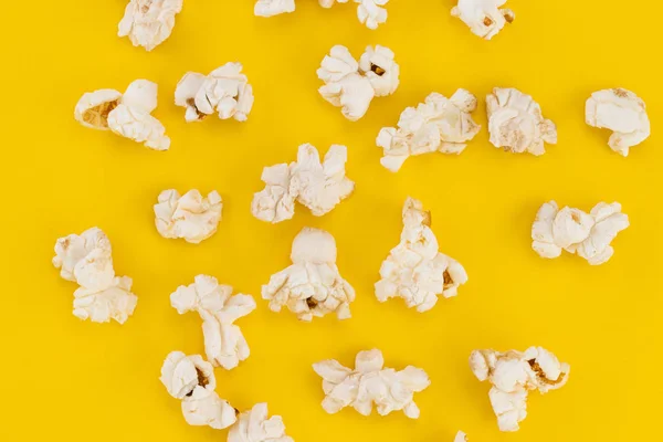 Popcorn vzor na žlutém pozadí. Horní pohled — Stock fotografie