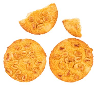 Kırık çikolata çip çerezleri beyaz arka planda izole 