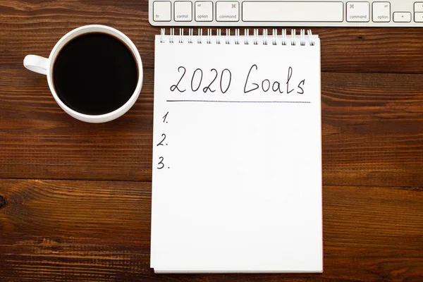 Biznes koncepcja top view 2020 Lista celów z notebooka, Puchar — Zdjęcie stockowe