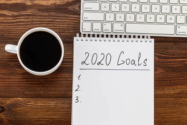 Biznes koncepcja top view 2020 Lista celów z notebooka, Puchar — Zdjęcie stockowe