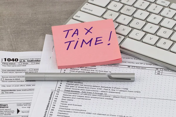 Czas podatku napisany na papierze notatki z formularza podatkowego i filiżankę kawy — Zdjęcie stockowe