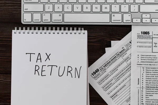 Belastingaangifte geschreven op papier met belastingformulier, en kopje koffie — Stockfoto