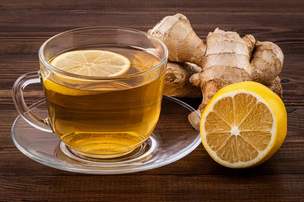 Tasse de thé au gingembre avec citron, miel et racine de gingembre sur un bois — Photo